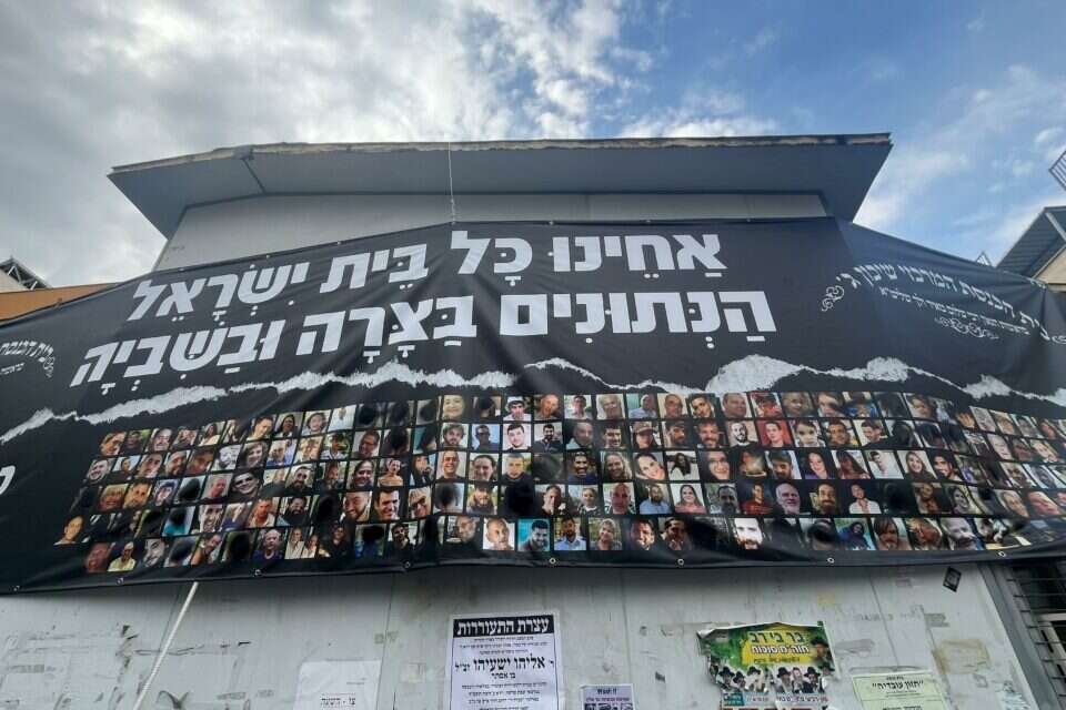 תמונות החטופות לאחר שהושחרו בידי חרדים