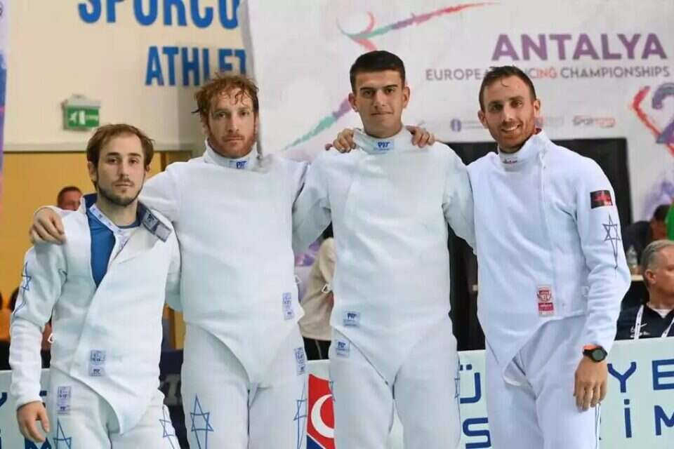 עידו הרפה ויונתן כהן (מימין) עם חבריהם למשלחת , איגוד הסיף