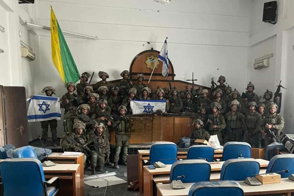 חיילי גולני במשכן הפרלמנט העזתי , השימוש נעשה בהתאם לסעיף 27א לחוק זכויות יוצרים