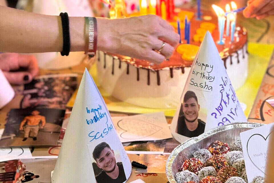 חוגגים יומולדת לסשה טרופנוב , ללא קרדיט