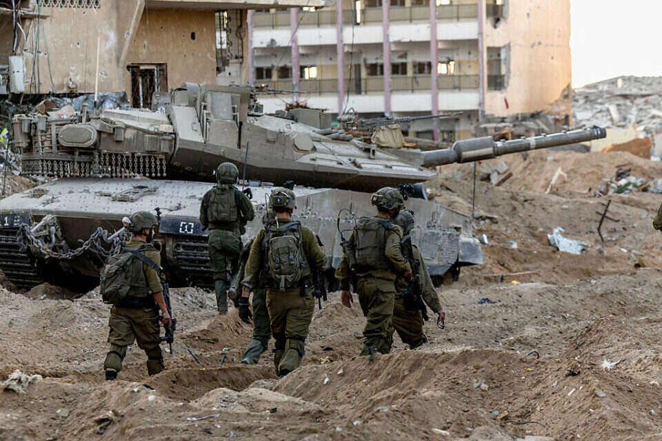 כוח צה"ל בסמוך לטנק צבאי אמיתי, לשם שינוי, בלב עזה. , רויטרס