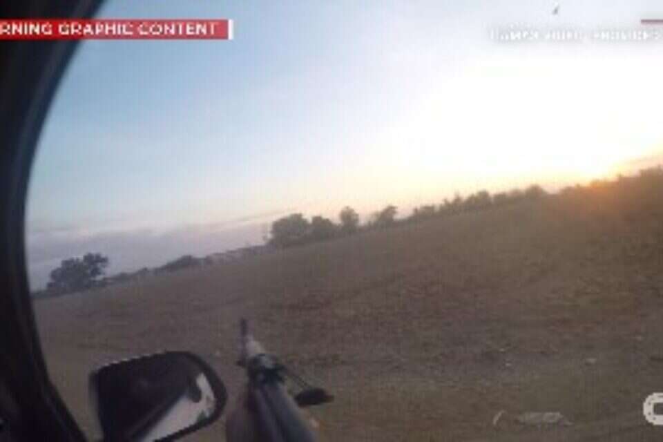 המחבל יורה מתוך רכב , מתוך הסרטון ששודר ב-CNN