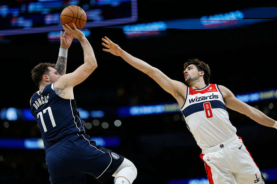 דני אבדיה מול לוקה דונצ'יץ' , USA TODAY Sports