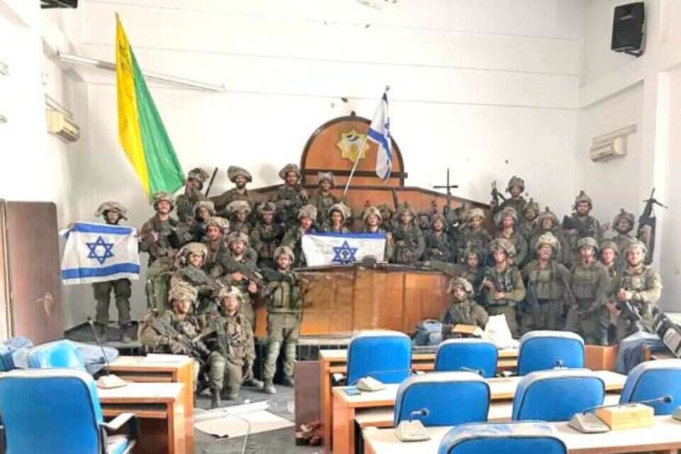 חיילינו בתוך הפרלמנט בעזה. סמל חשוב שאינו סוף המסע אלא רק תחילתו , ללא קרדיט
