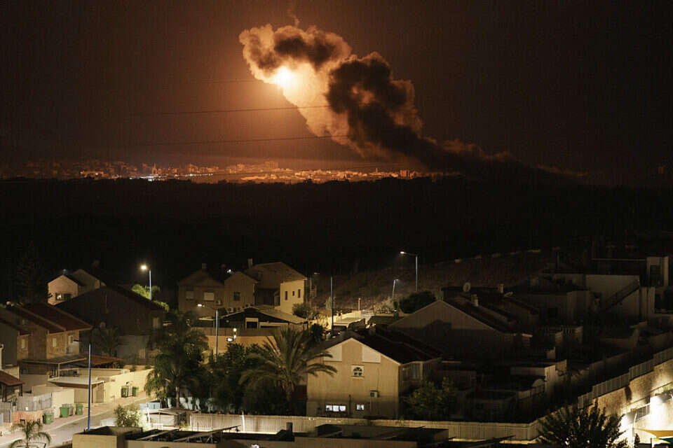 עשן שנראה ברצועת עזה מדרום הארץ , איי.פי