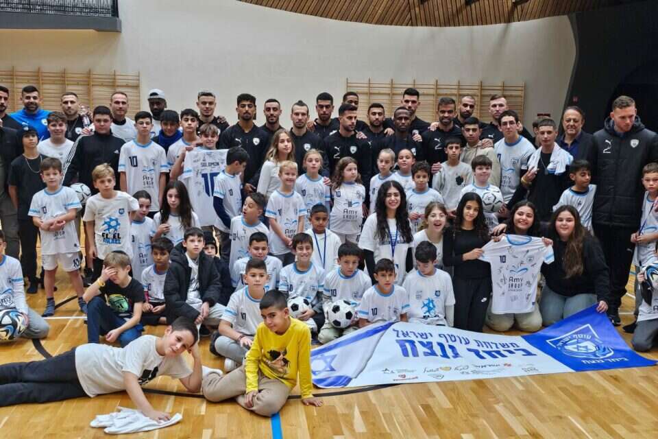 שחקני נבחרת ישראל וילדי העוטף בהונגריה. מרגש , ליאב נחמני