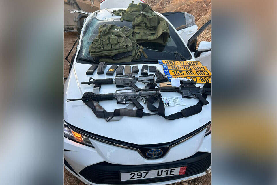 שלושה נשקי M-16 אותרו ברכב, והוחרמו , דובר צה"ל