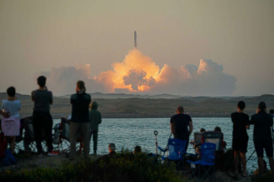 קהל שהגיע לצפות בשיגור של Starship בטקסס, ארה"ב. , רויטרס