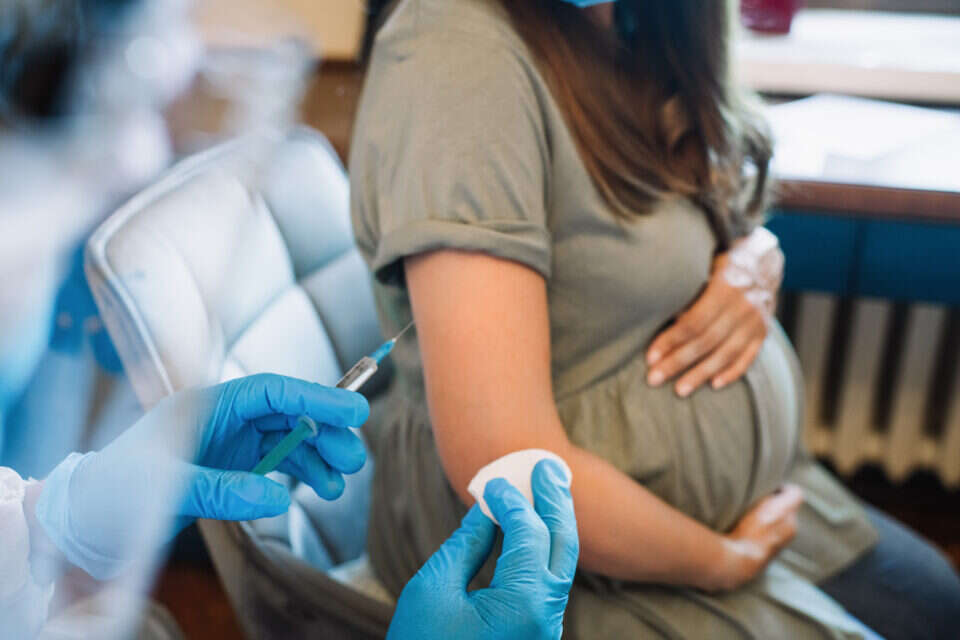 אישה בהיריון מקבלת חיסון (אילוסטרציה) , Getty Images