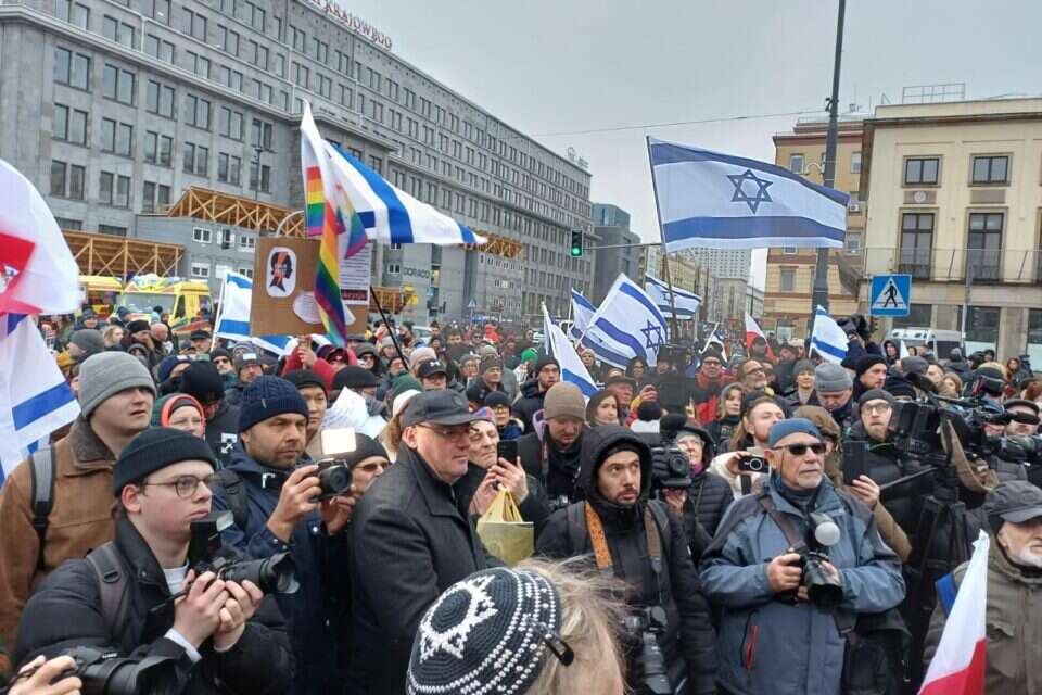 אלפי אנשים שהגיעו החזיקו שלטים: "ישראל את לא לבד" , הסוכנות היהודית