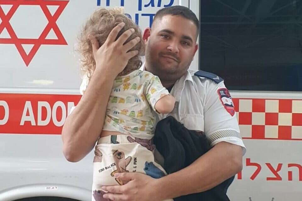 הפעוט שנמצא משוטט לבדו בת"א עם איש מד"א , דוברות מד"א
