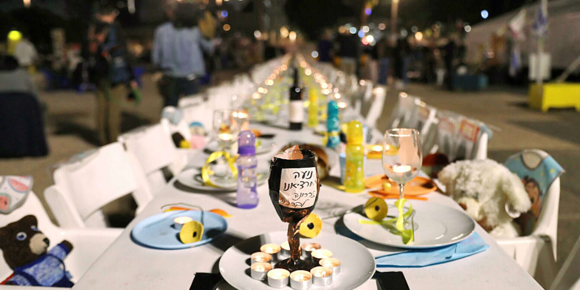 השולחן בכיכר החטופים (ארכיון) , גדעון מרקוביץ'