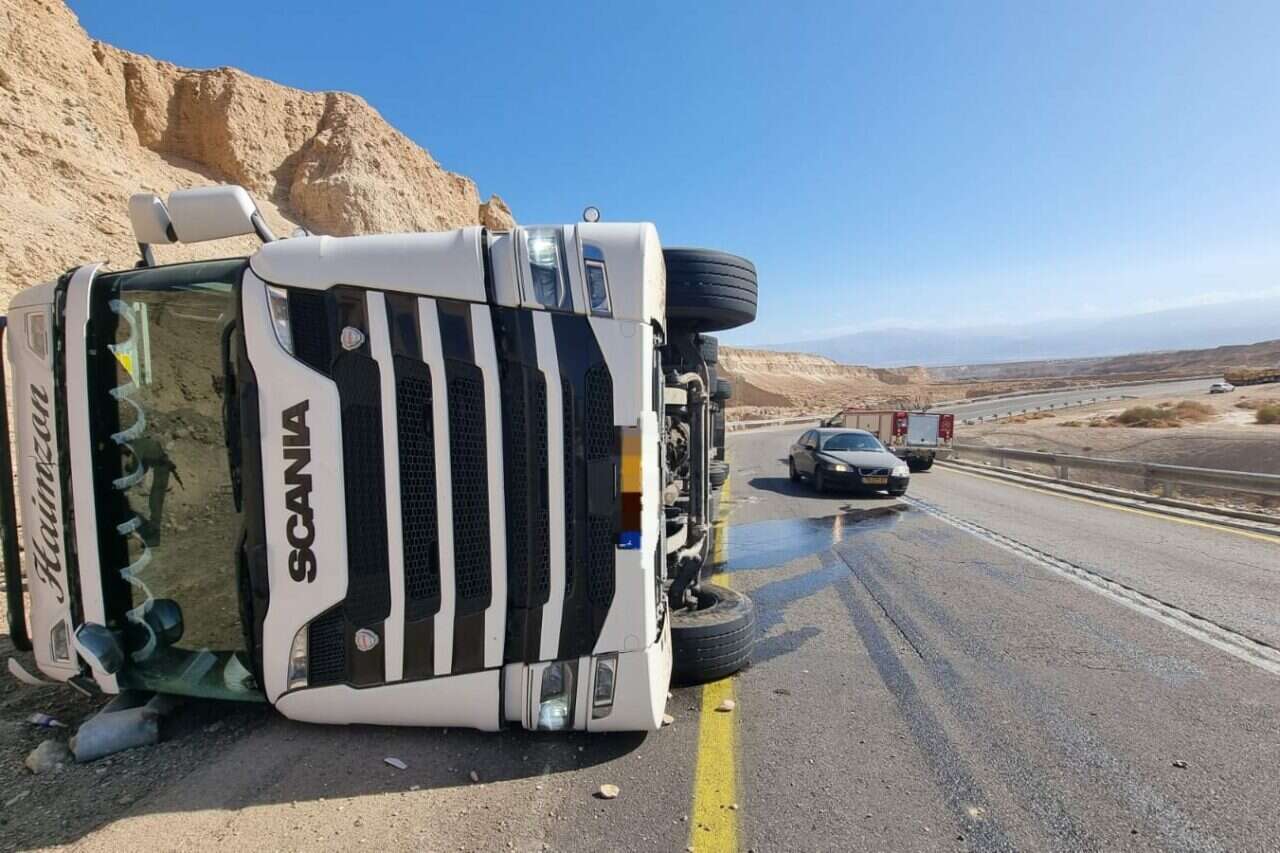 Loads on the way to Jerusalem: a truck overturned near Kiryat Yaarim