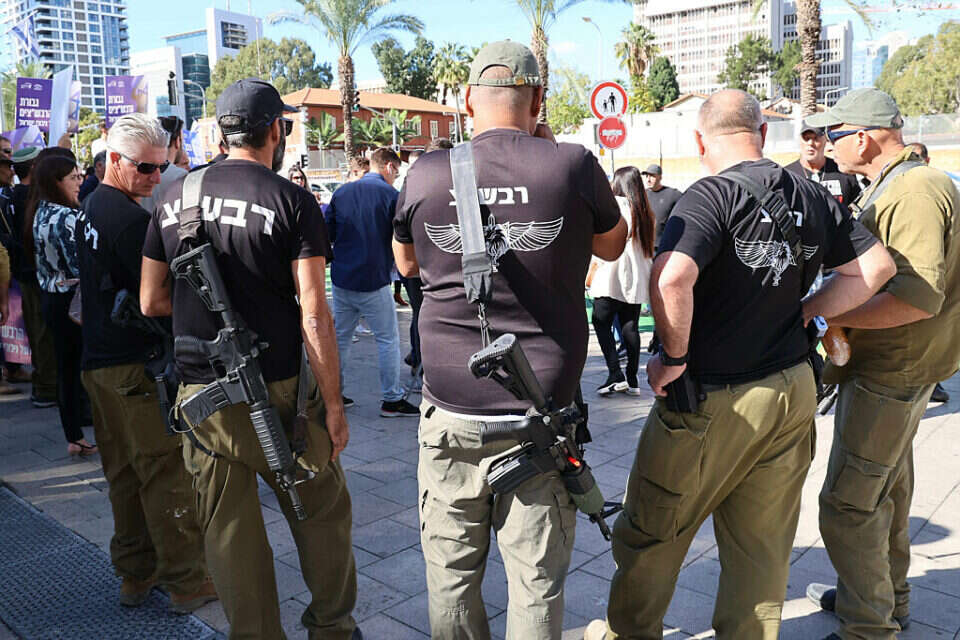 רבש"צים חוסמים את הכניסה לקריה בתל אביב , קוקו
