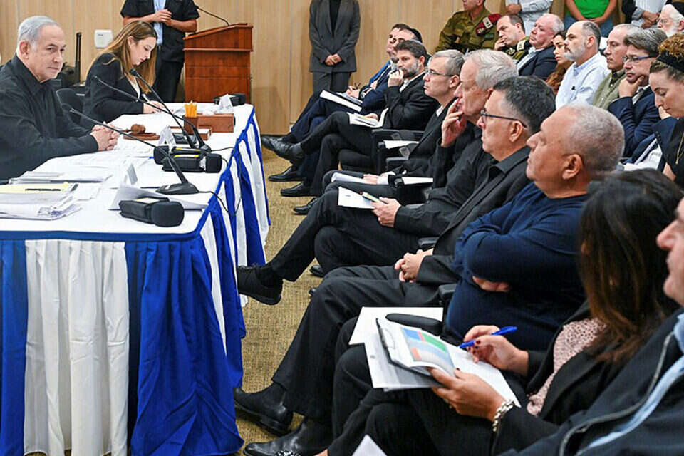 ישיבת הממשלה. ביום בהיר רואים את הקלפי בקצה המלחמה , חיים צח / לע"מ