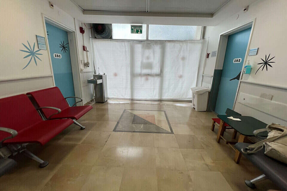 הכנות לקליטת החטופים כיסוי חלונות בבי״ח שיבא , קוקו