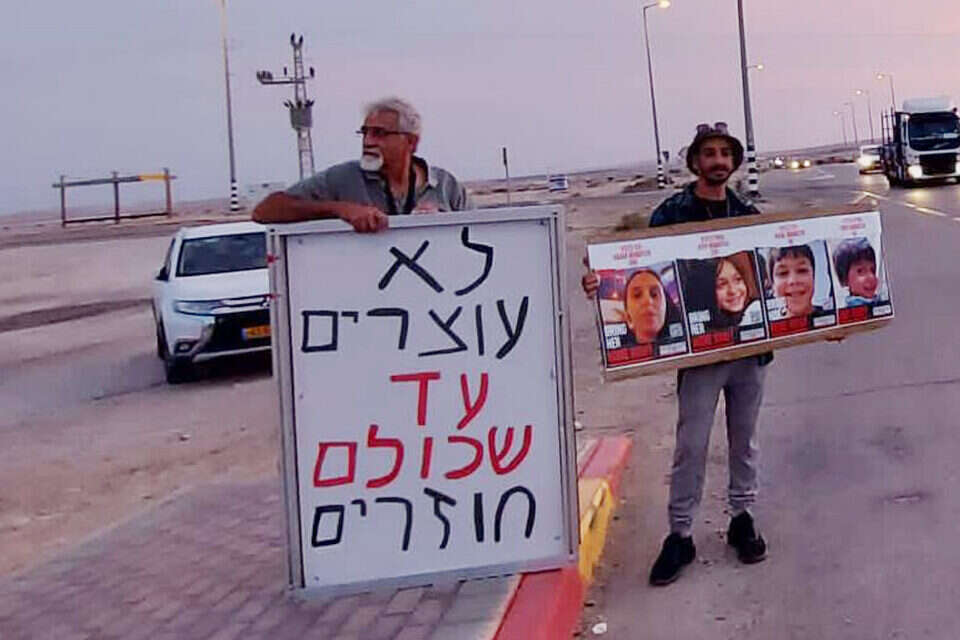 משה ועמרי לוטם מפגינים הערב בכביש 90 בערבה התיכונה , פאני בן דוד, הערבה התיכונה