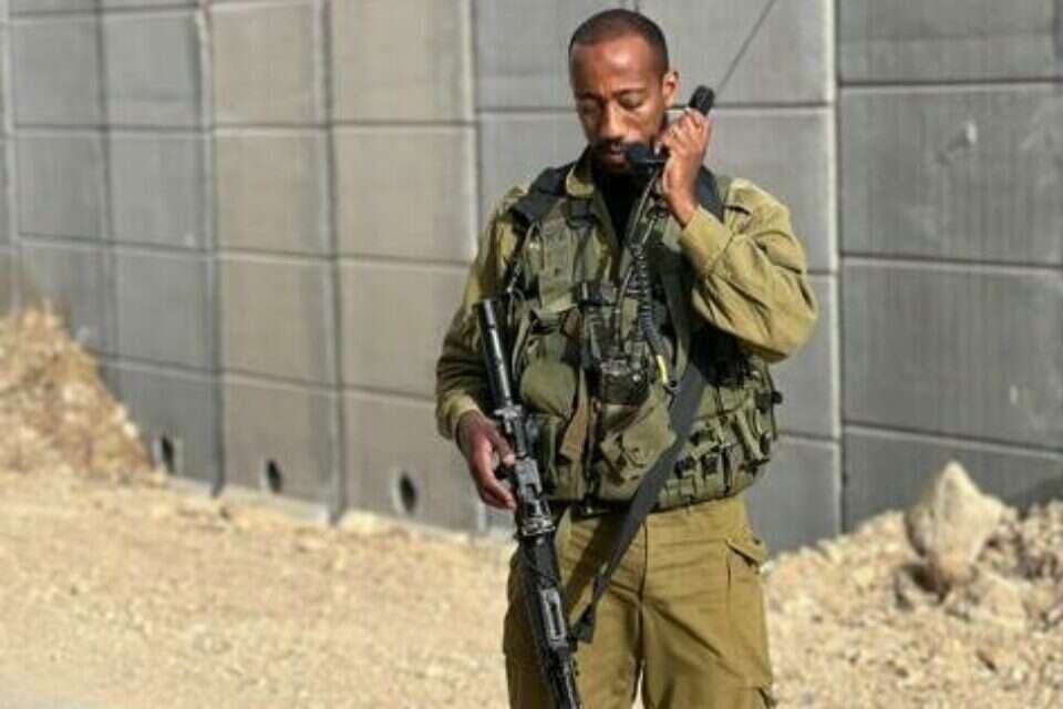 מנשה זלקה עם המדים , פרטי
