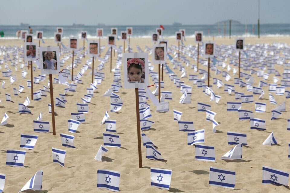 "זו חזרה אל הלא ידוע. הם לא חוזרים למה שהיה, אלא למה שיהיה". מיצג להחזרת השבויים, ברזיל , רויטרס