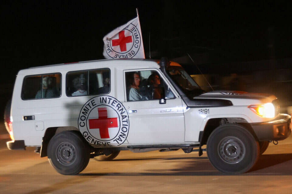 רכב של הצלב האדום שבו חטופים ששוחררו עובר במעבר רפיח, ארכיון , רויטרס
