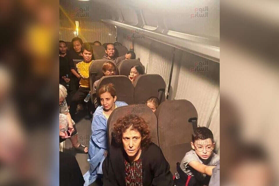 החטופים בהסעה לאחר שחרורם , ללא קרדיט