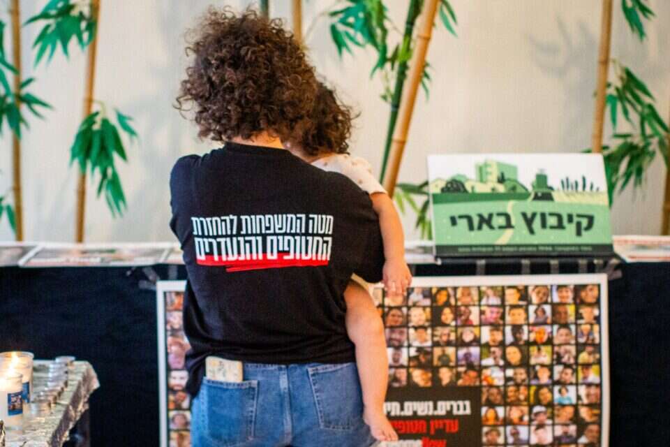 מפוני באר. תשעים מחברי הקיבוץ נרצחו ו-26 נחטפו , אורן בן חקון