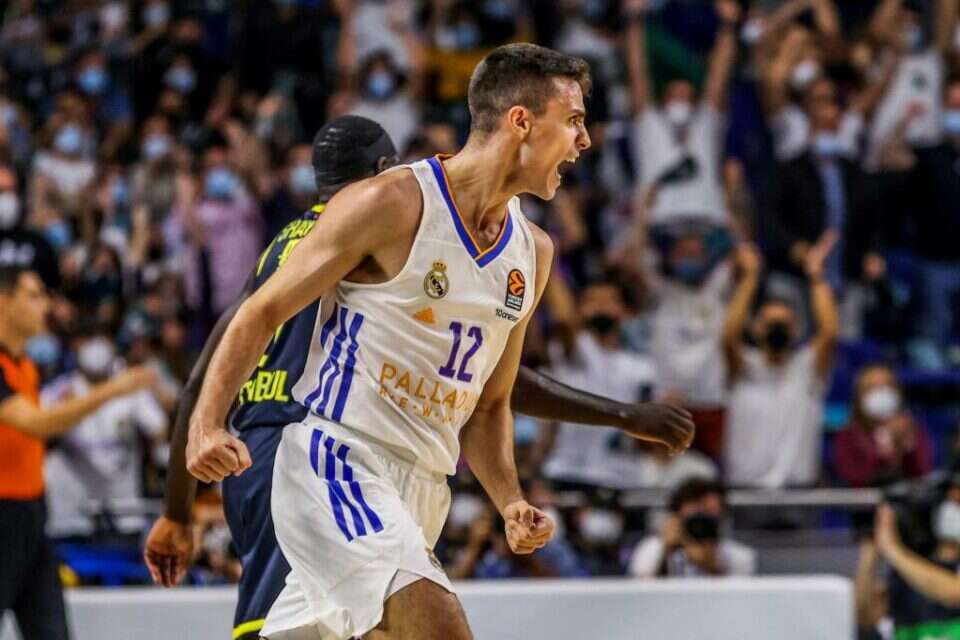 אלוסן. אחרי כמעט שנתיים שוב על הפרקט ,