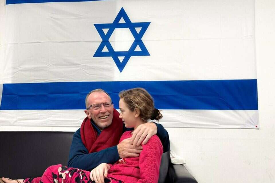 אמילי הנד פוגשת את אביה לאחר שחרורה , דו"צ