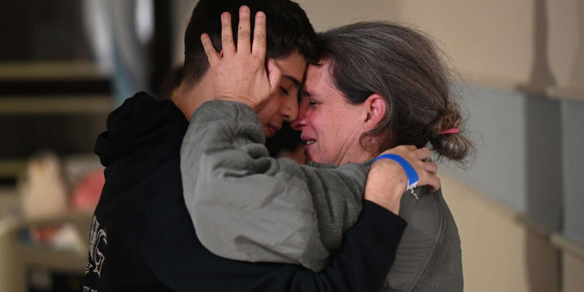 תמונה שמספרת סיפור לאומי כואב. שרון אביגדורי עם בנה , ללא