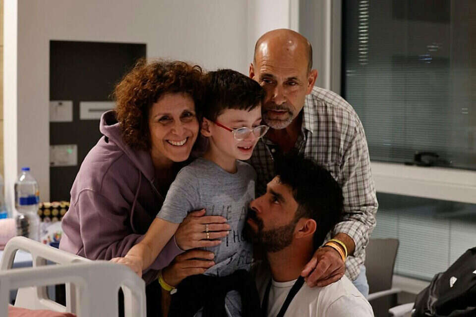 אוהד מונדר בן ה-9 עם משפחתו , אי.פי