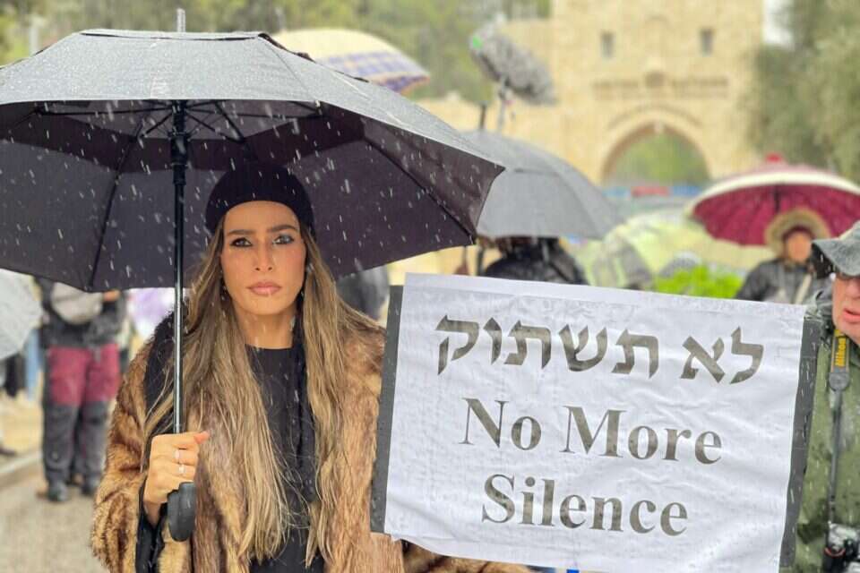 לינור אברג'יל במהלך הפגנה , אורן בן חקון