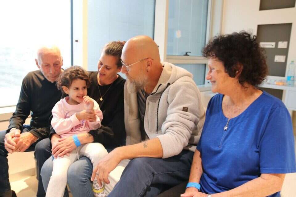אביגיל עידן פוגשת את משפחתה לאחר ששוחררה מהשבי , דוברות מרכז שניידר