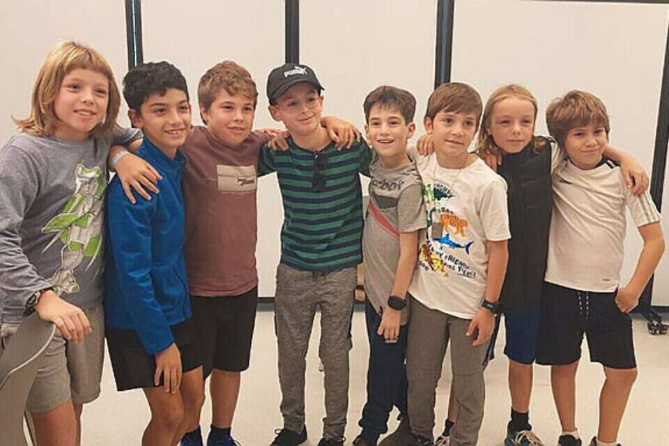 אוהד מונדר עם חבריו, אחרי שחזר מהשבי , ללא קרדיט