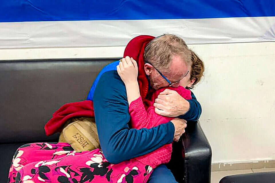 אמילי הנד פוגשת את אביה לאחר שחרורה , אי.אף.פי