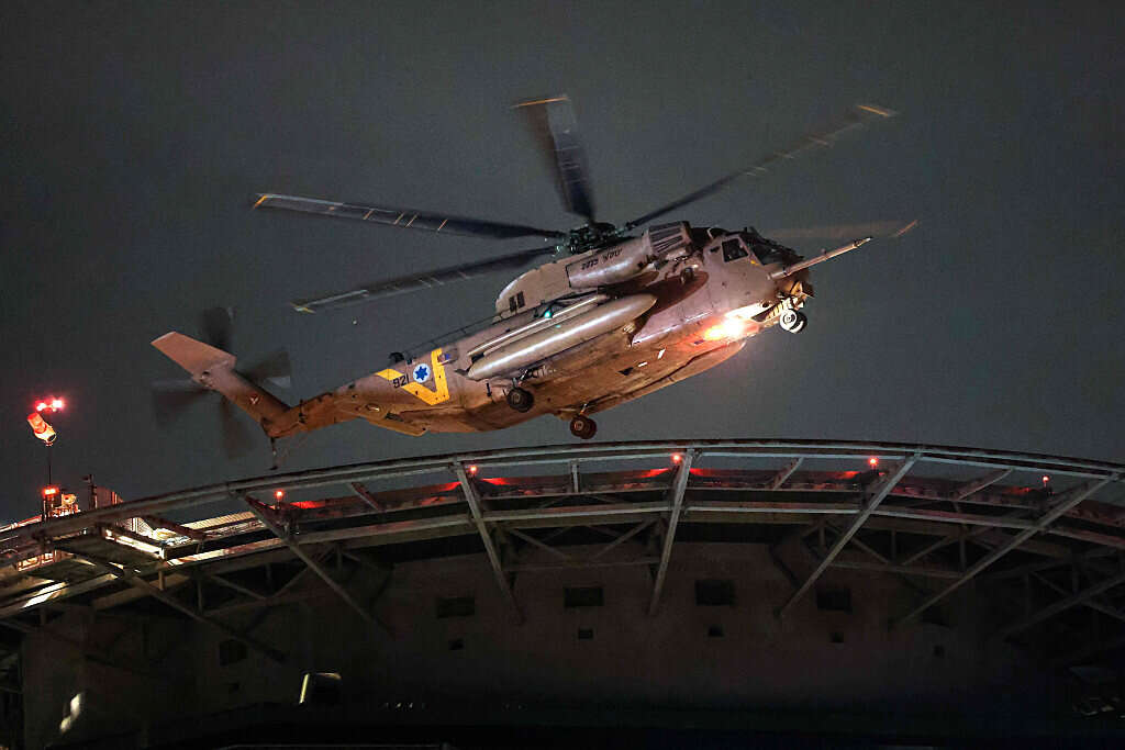 Hélicoptère militaire lors d'une évacuation, I.F.P