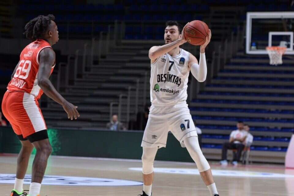 בראון הערב בבלגרד , בשיקטאש, הטוויטר הרשמי