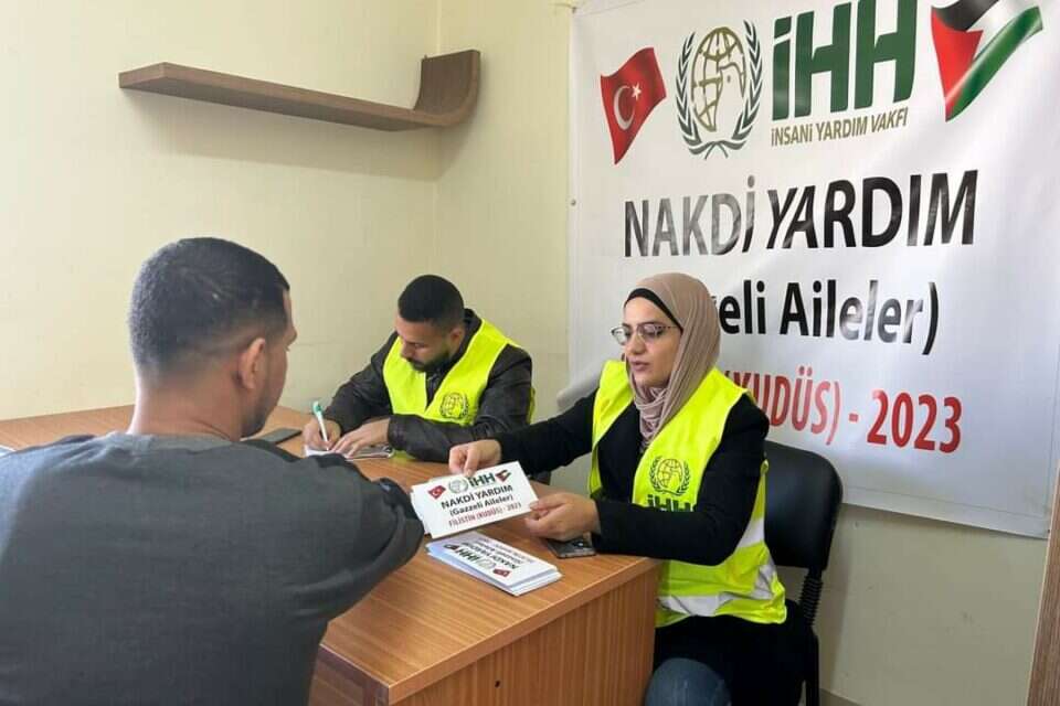 ארגון הטרור הטורקי IHH מחלק כספים במזרח ירושלים , ללא