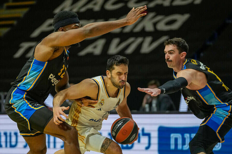 פקונדו קמפאצו בין ג'ייק כהן לג'וש ניבו. קל מדי , אי.פי
