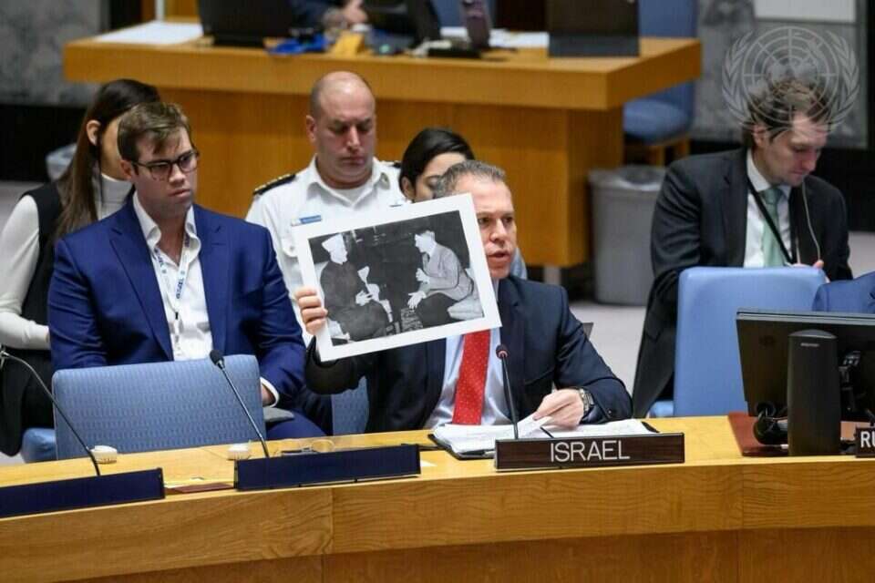 גלעד ארן בדין מועצת הביטחון של האו"ם עם תמונה של המופתי , רויטרס