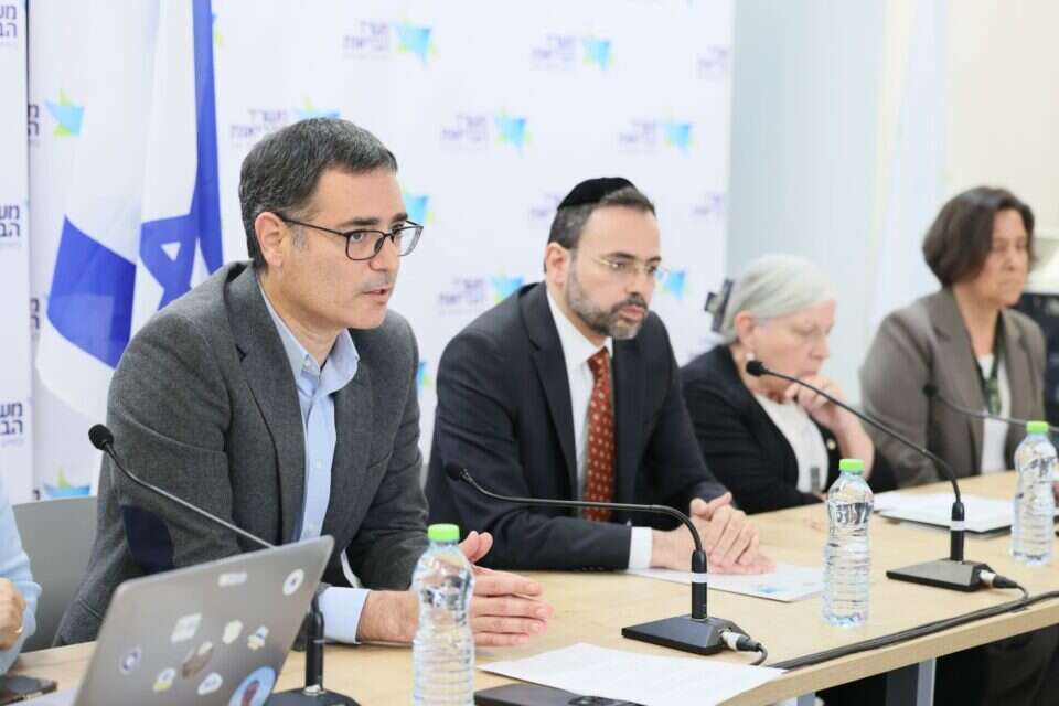 ישיבת הועדה, היום , סיון שחור.לע"מ