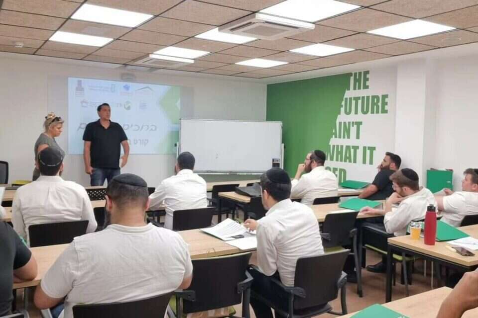 "רוצים לתרום את חלקנו." חרדים ובדואים משתתפים בקורסים למקצועות הבנייה , באדיבות האקדמיה למקצועות הבנייה