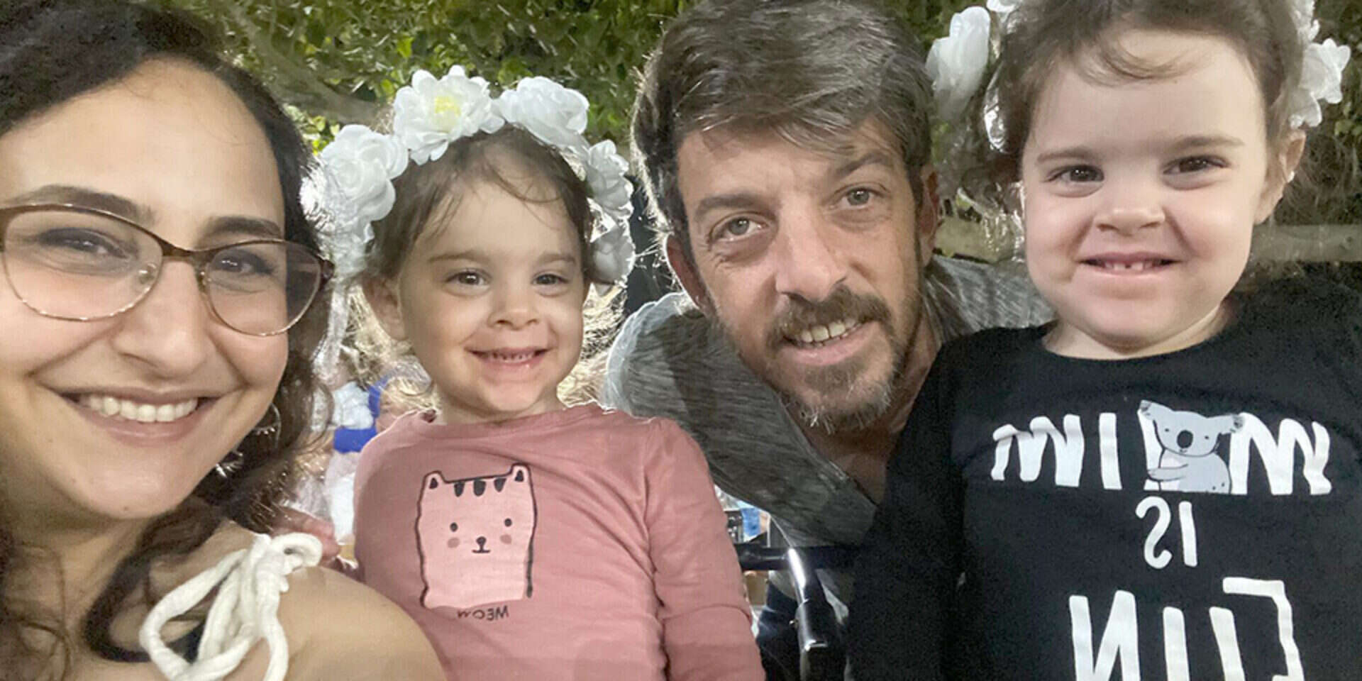 משפחת קוניו, שרון ודוד עם התאומות אמה ויולי , ללא