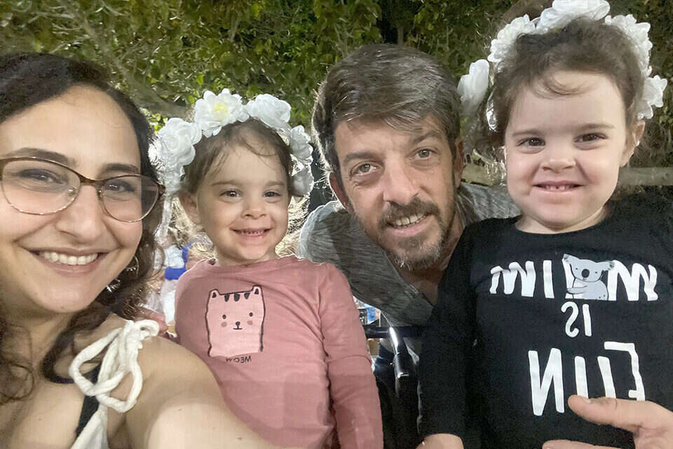 משפחת קוניו, שרון ודוד עם התאומות אמה ויולי , ללא