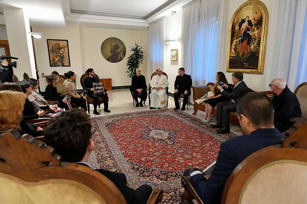 Le pape rencontre les proches des personnes enlevées ce mois-ci, Reuters