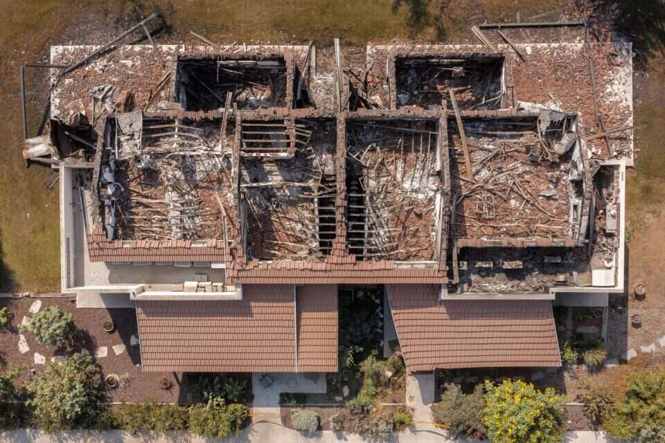 צילום אווירי של בית שהוחרב בקיבוץ בארי , מיכה בריקמן