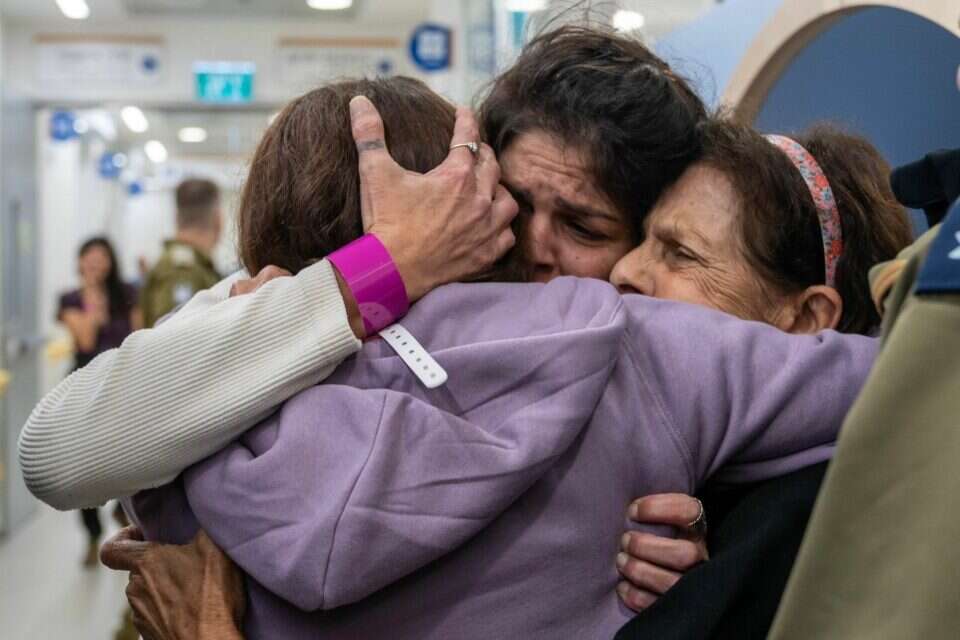 עמית סוסנה (בסגול) במפגש מרגש עם משפחתה , דוברות וולפסון