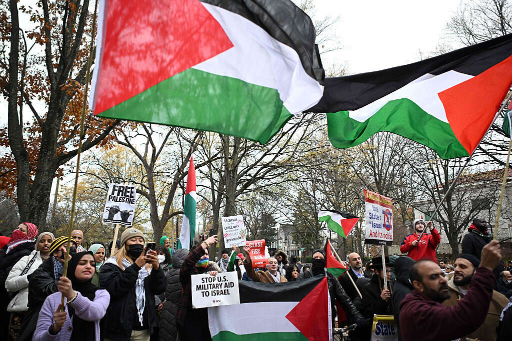 אירוע חריג בארה"ב: מפגין הצית את עצמו מחוץ לקונסוליה ישראלית עם דגל פלשתין