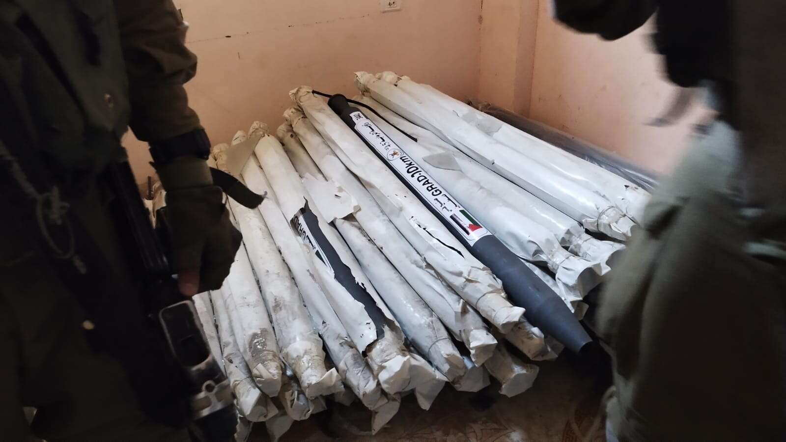 מתחת לארגזים של סיוע הומניטרי: עשרות אמצעי לחימה, טילים ורקטות נמצאו בצפון הרצועה