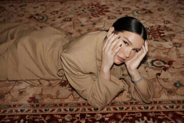 אדל בספלוב פרסמה תמונות שנויות במחלוקת של בתה והוזהרה