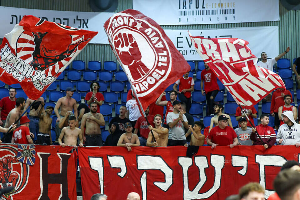 אוהדי הפועל ת"א בקונכיה. חלקם בחרו שלא לכבד , דני מרון